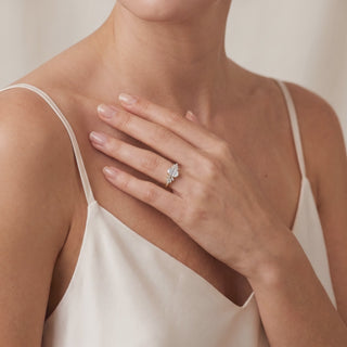 Bague Rive Gauche portée au doigt, or jaune 18 carats — Maison Laveran Paris