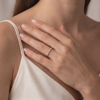 Demi-Alliance Saint-Louis portée au doigt, or jaune 18 carats — Maison Laveran Paris