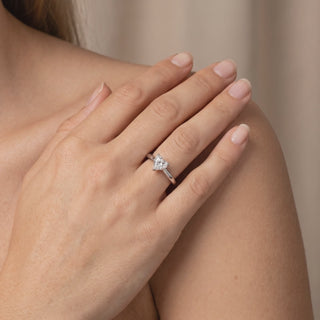Bague Montaigne Cœur portée au doigt, or blanc 18 carats ou platine 950 — Maison Laveran Paris