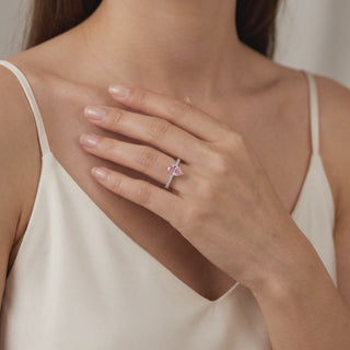Bague Vendôme Diamants Rose Poire portée au doigt, vidéo, modèle présenté en or blanc 18 carats — Maison Laveran Paris