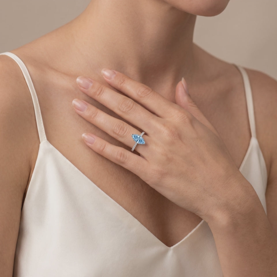 Bague Vendôme Diamants Bleu Marquise portée au doigt, vidéo, modèle présenté en or blanc 18 carats — Maison Laveran Paris