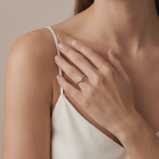 Bague Montaigne 6 Griffes portée au doigt, or jaune 18 carats — Maison Laveran Paris