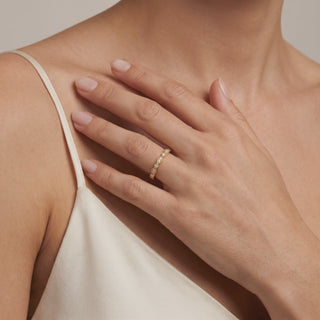Demi-Alliance Diamants Saint Honoré portée au doigt, or blanc 18 carats ou platine 950 — Maison Laveran Paris