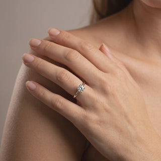 Bague Montaigne Diamant Rond portée au doigt, or blanc 18 carats ou platine 950 — Maison Laveran Paris
