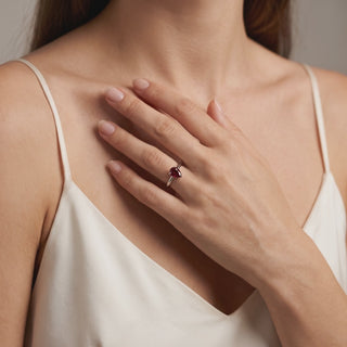 Bague Montaigne Rubis Synthétique Poire portée au doigt, vidéo, modèle présenté en or blanc 18 carats — Maison Laveran Paris