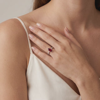 Bague Vendôme Rubis Synthétique Marquise portée au doigt, vidéo, modèle présenté en or blanc 18 carats — Maison Laveran Paris