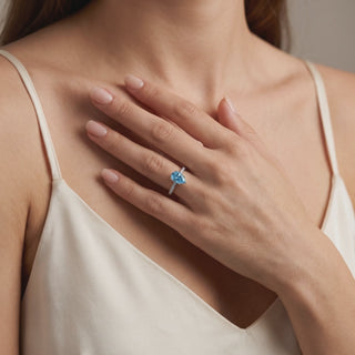 Bague Vendôme Diamants Bleu Poire portée au doigt, vidéo, modèle présenté en or blanc 18 carats — Maison Laveran Paris