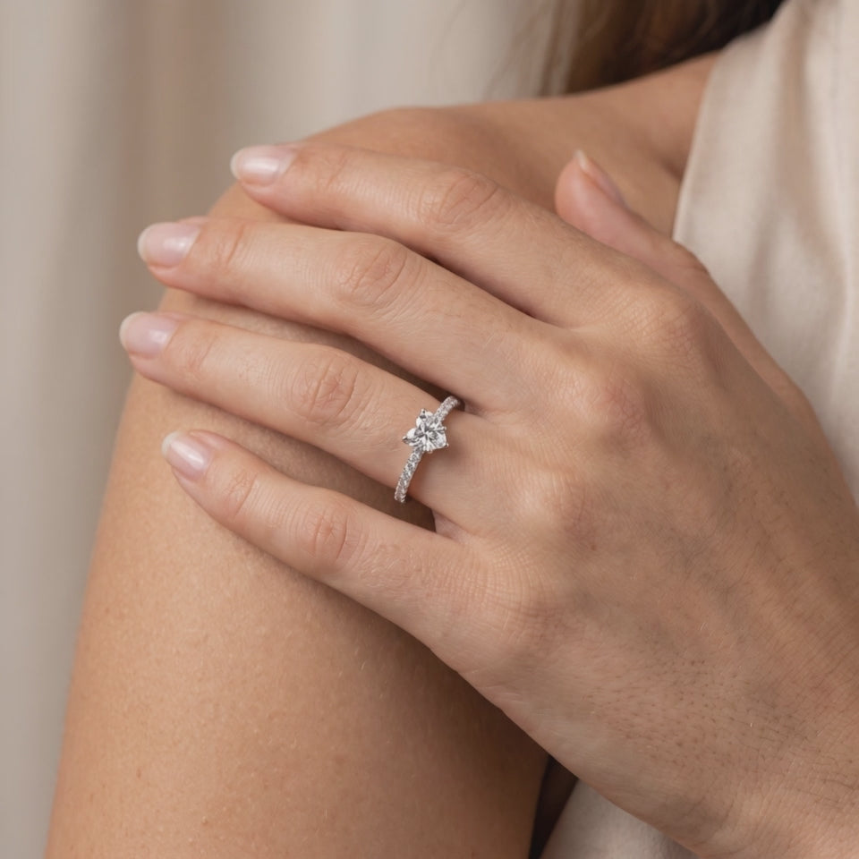 Bague Vendôme Cœur portée au doigt, or blanc 18 carats ou platine 950 — Maison Laveran Paris