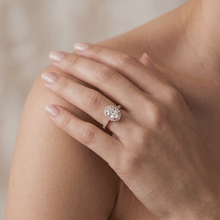 Bague Odéon Diamants Ovale portée au doigt, or rose 18 carats — Maison Laveran Paris