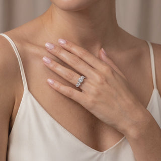 Bague Sévigné portée au doigt, or blanc 18 carats ou platine 950 — Maison Laveran Paris