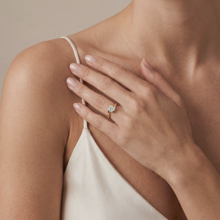 Bague Louvre Rond portée au doigt, or jaune 18 carats — Maison Laveran Paris