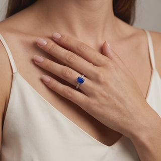 Bague Vendôme Saphir Bleu Synthétique Taille Émeraude portée au doigt, vidéo, modèle présenté en or blanc 18 carats — Maison Laveran Paris
