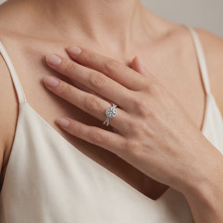 Bague Alma portée au doigt, or blanc 18 carats ou platine 950 — Maison Laveran Paris