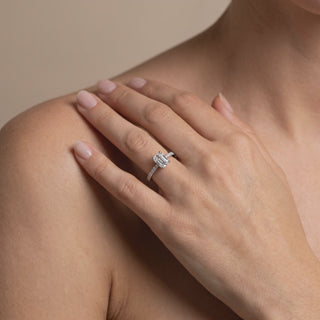Bague Vendôme Diamants Taille Émeraude portée au doigt, or jaune 18 carats — Maison Laveran Paris