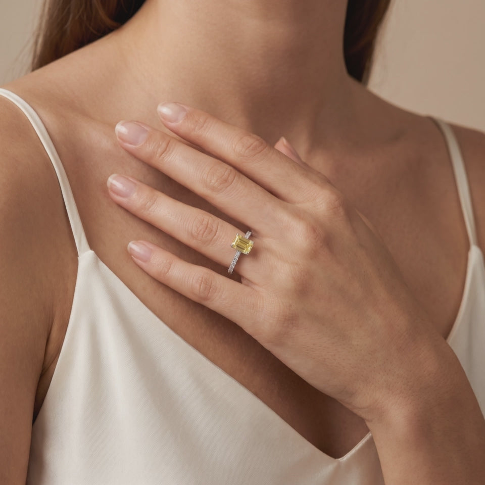 Bague Vendôme Diamants Jaune Taille Émeraude portée au doigt, vidéo, modèle présenté en or blanc 18 carats — Maison Laveran Paris