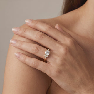 Bague Rivoli portée au doigt, or blanc 18 carats ou platine 950 — Maison Laveran Paris