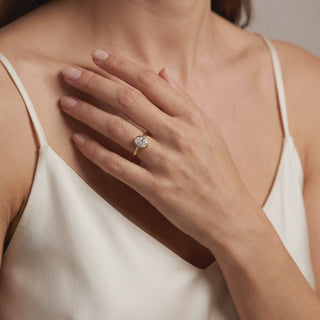 Bague Villiers portée au doigt, or blanc 18 carats ou platine 950 — Maison Laveran Paris