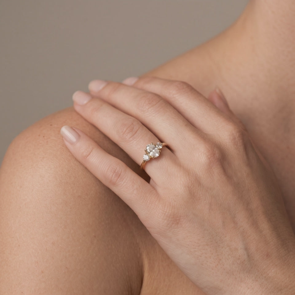 Bague Madeleine Diamants Ovale portée au doigt, or blanc 18 carats ou platine 950 — Maison Laveran Paris