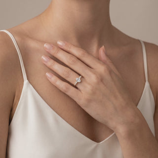 Bague Dauphine portée au doigt, or rose 18 carats — Maison Laveran Paris