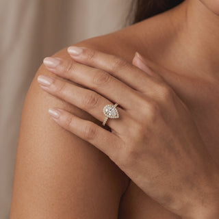 Bague Odéon Diamants Poire portée au doigt, or rose 18 carats — Maison Laveran Paris