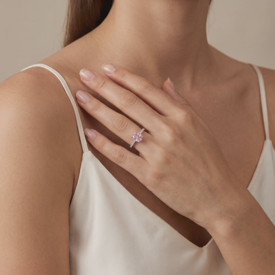 Bague Vendôme Diamants Rose Coussin portée au doigt, vidéo, modèle présenté en or blanc 18 carats — Maison Laveran Paris