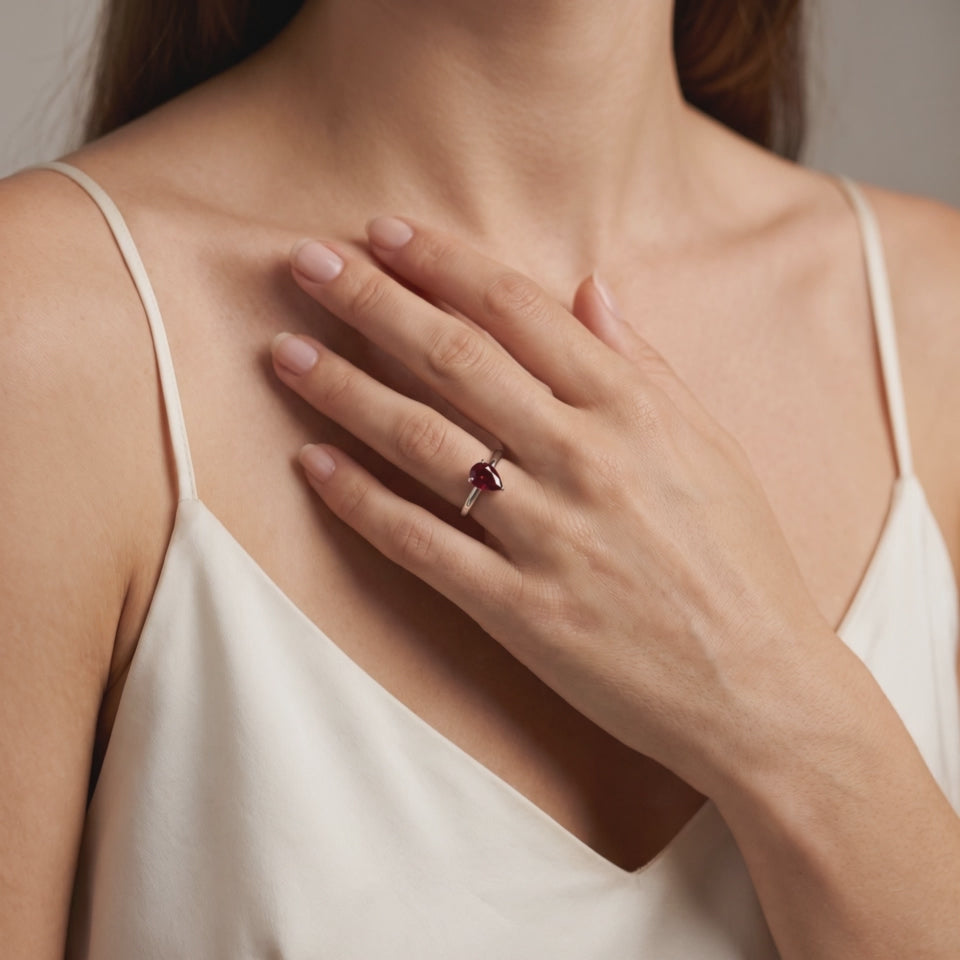 Bague Montaigne Rubis Synthétique Poire portée au doigt, vidéo, modèle présenté en or blanc 18 carats — Maison Laveran Paris