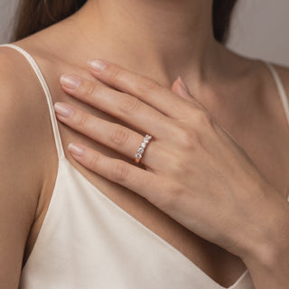 Demi-Alliance Montaigne Diamants Ronds 5 pierres portée au doigt, or rose 18 carats — Maison Laveran Paris
