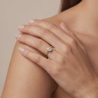 Bague Port Royal portée au doigt, or blanc 18 carats ou platine 950 — Maison Laveran Paris