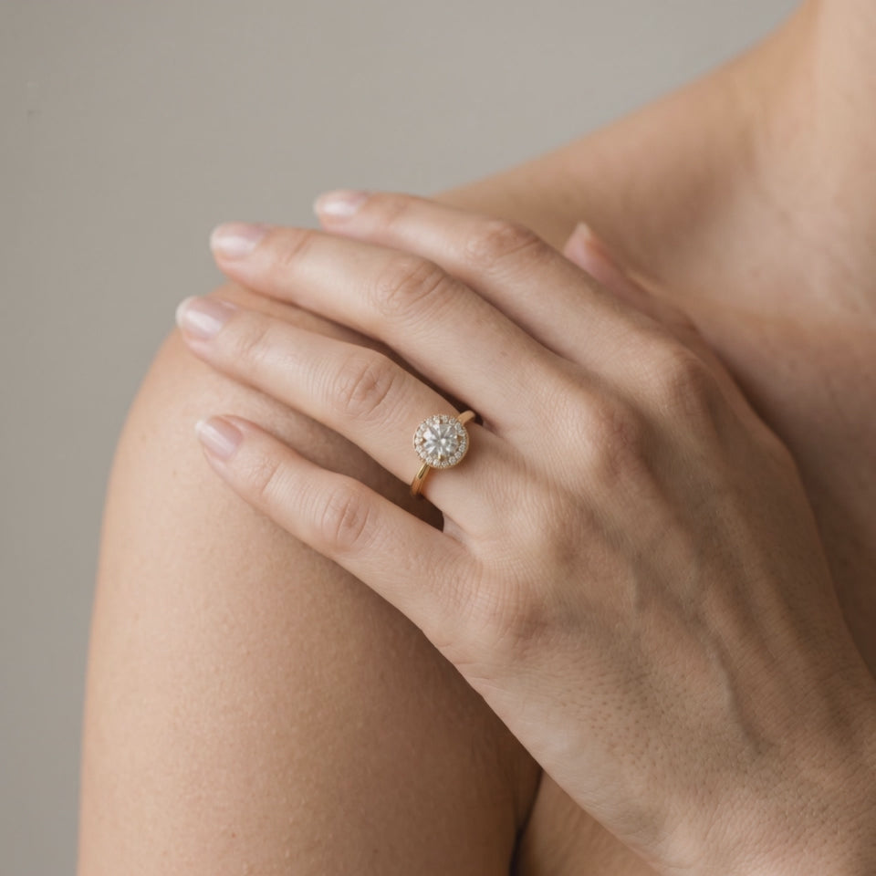 Bague Montmartre portée au doigt, or blanc 18 carats ou platine 950 — Maison Laveran Paris