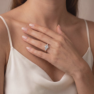 Bague Étoile Diamant Ovale portée au doigt, or rose 18 carats — Maison Laveran Paris