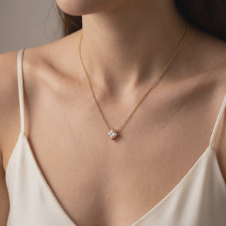 Pendentif Diamant Montaigne Princesse porté, or jaune 18 carats — Maison Laveran Paris
