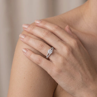 Bague Marais portée au doigt, or rose 18 carats — Maison Laveran Paris