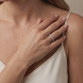 Alliance Montaigne Diamants Poires portée au doigt, or blanc 18 carats ou platine 950 — Maison Laveran Paris
