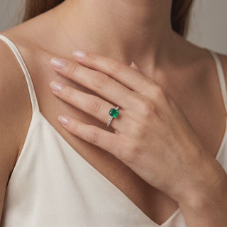 Bague Vendôme Émeraude Synthétique Coussin portée au doigt, vidéo, modèle présenté en or blanc 18 carats — Maison Laveran Paris