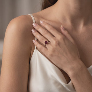 Bague Montaigne Rubis Synthétique Rond portée au doigt, vidéo, modèle présenté en or blanc 18 carats — Maison Laveran Paris