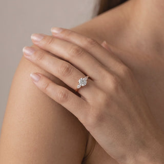 Solitaire Wagram porté au doigt, or rose 18 carats — Maison Laveran Paris