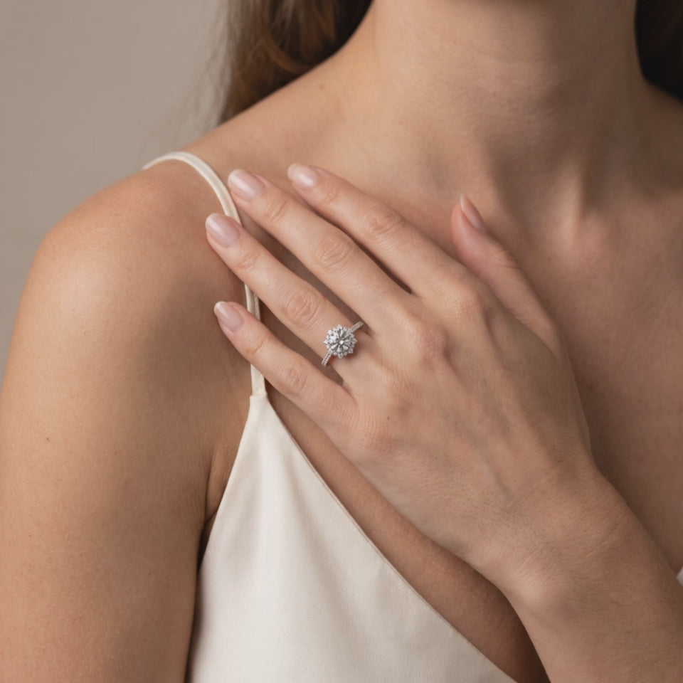 Bague Bastille portée au doigt, or blanc 18 carats ou platine 950 — Maison Laveran Paris
