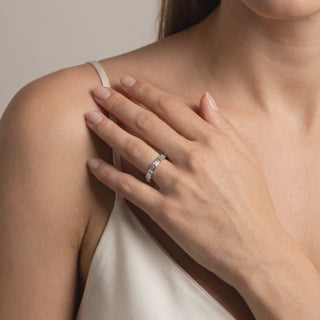 Demi-Alliance Montaigne Diamants Baguettes portée au doigt, or jaune 18 carats — Maison Laveran Paris