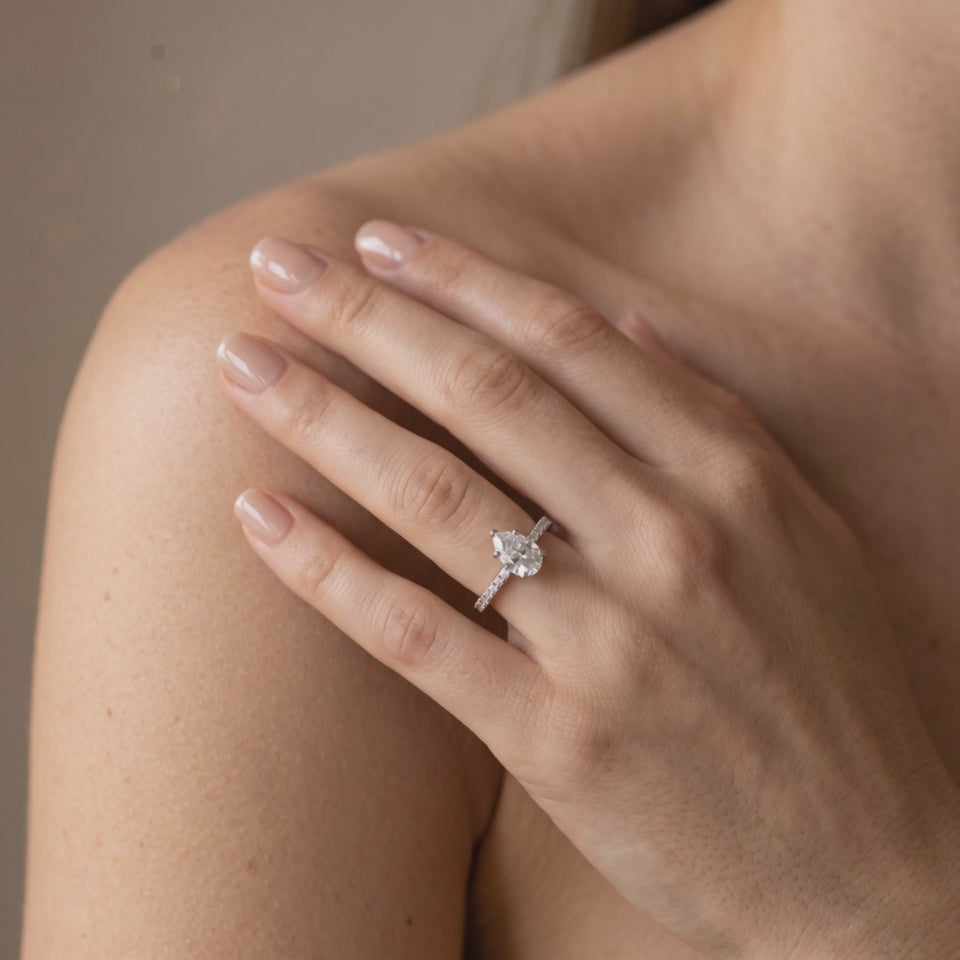 Bague Vendôme Diamants Poire portée au doigt, or blanc 18 carats ou platine 950 — Maison Laveran Paris