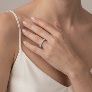 Demi-Alliance Montaigne Diamants Ronds 9 pierres portée au doigt, or jaune 18 carats — Maison Laveran Paris