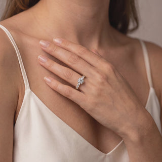 Bague Batignolles portée au doigt, or jaune 18 carats — Maison Laveran Paris