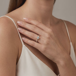Bague Cardinet portée au doigt, or rose 18 carats — Maison Laveran Paris