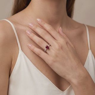 Bague Vendôme Rubis Synthétique Poire portée au doigt, vidéo, modèle présenté en or blanc 18 carats — Maison Laveran Paris