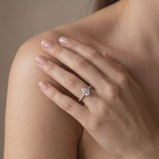 Bague Vendôme Diamants Poire portée au doigt, or jaune 18 carats — Maison Laveran Paris