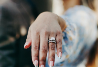 Bague de fiançailles et alliance en diamants synthétiques pour prouver son amour