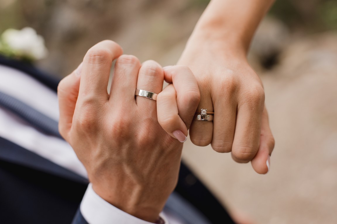 Une alliance en diamant portée à l’annulaire gauche ou droit, un symbole intemporel d’amour et d’engagement.