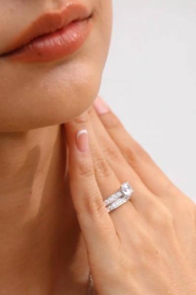 Quel choix entre une bague solitaire ou pavée de diamants ?